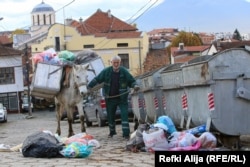 Nedžmedin Beriša uz pomoć konja čisti uske ulice Prizrena