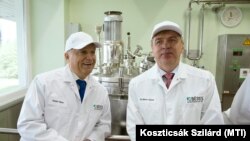 Orbán Viktor miniszterelnök (b) Béres József, a Béres Gyógyszergyár Zrt. elnöke társaságában megtekinti a vállalat új szolnoki gyógyszergyártó részlegét 2014. szeptember 23-án (képünk illusztráció)