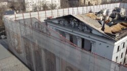 Captură dintr-un videoclip care arată Teatrul Dramatic din Mariupol, Ucraina, decembrie 2022, la câteva luni după ce sute de persoane au murit în loviturile aeriene rusești.