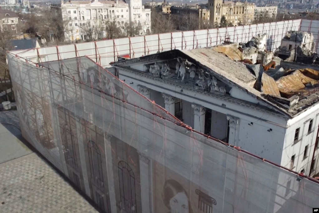 Il filmato del 2 dicembre 2022 mostra la recinzione che circonda il teatro Mariupol.