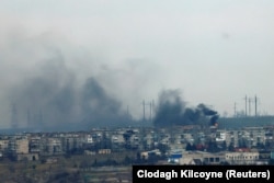 Дым поднимается от ударов по прифронтовому городу Соледар, вид из Бахмута, Украина, 5 января 2023 года