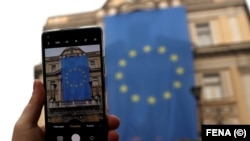 Zastava Evropske unije postavljena iznad "Vječne vatre" u centru Sarajeva 15. decembra 2022. godine kad je Evropsko vijeće odobrilo BiH status zemlje kandidatkinje za članstvo u EU