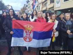 Proteste ale etnicilor sârbi din Mitrovița împotriva plăcuțelor de înmatriculare kosovare, 23 noiembrie.