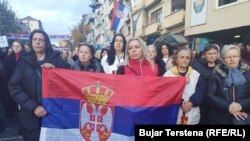 Femeile din Mitrovica Nord protestează împotriva guvernului din Kosovo pe plăcuțele de înmatriculare ale mașinilor pe 23 noiembrie