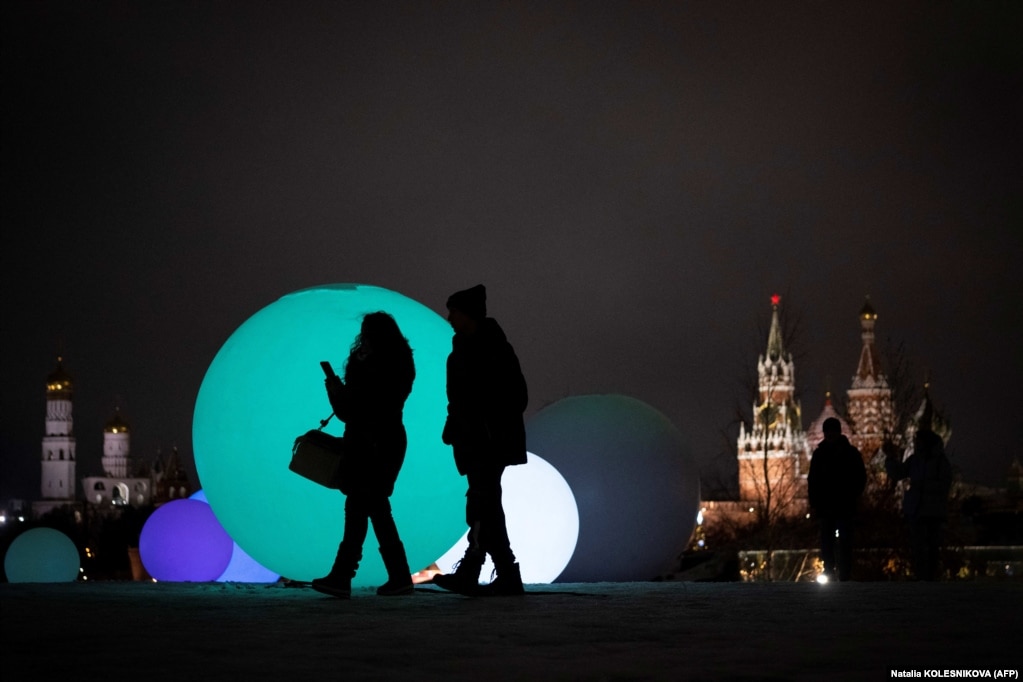Banorët e Moskës ecin afër dekorimeve në Parkun Zaryadye, i cili gjendet afër Kremlinit.