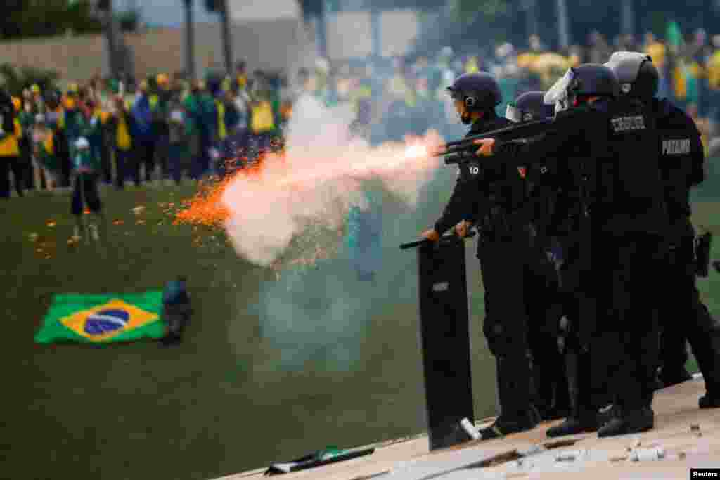 Forțele de securitate braziliene acționează în Piața Celor Trei Puteri din capitala Brasilia, în timpul unei demonstrații violente a susținătorilor lui Jair Bolsonaro, pe 8 ianuarie 2023. Manifestanții au acuzat în mod fals fraude la alegerile din octombrie 2022, când Luiz Inacio Lula da Silva a fost reales președinte pentru un nou mandat. Cunoscut mai degrabă după apelativul Lula, el a mai fost președintele Braziliei între&nbsp;2003 și 2011, în două mandate consecutive.