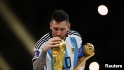  Лионел Меси целува златния трофей на Световното състезание по футбол 