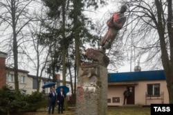 Седлец (Польша), апрель 2022 года Демонтаж памятника красноармейцу, установленного в 1948 году