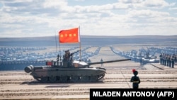 Китайский танк участвует в российских военных играх, архивное фото