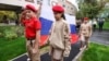 Участники движения «Юнармия» поднимают флаг перед уроками в школе в Москве (иллюстративное фото)