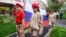 Участники движения «Юнармия» поднимают флаг перед уроками в школе в Москве (иллюстративное фото)