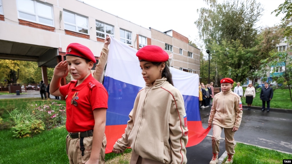 З українських дітей намагаються зробити російських патріотів, кажуть освітяни. Фото ілюстраційне – юнармійці в одній з московських шкіл