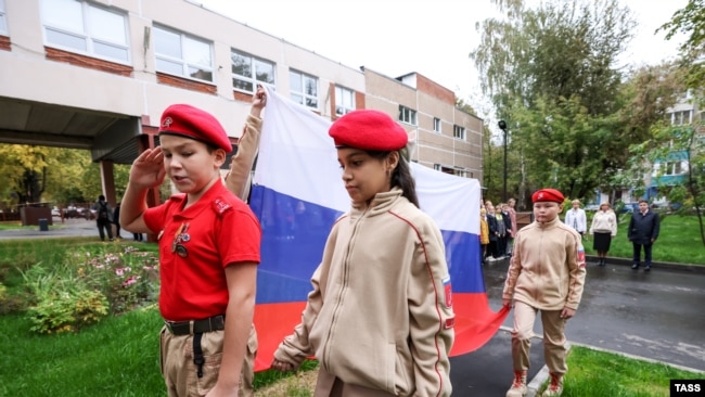 Moska. Pjesëtarët e rinj të Ushtrisë gjatë ceremonisë së ngritjes së flamurit rus para fillimit të mësimit në Institucionin Arsimor Buxhetor të Shtetit "Shkolla me studim të thelluar të matematikës, shkencave kompjuterike, fizikës nr. 444"