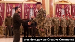 Pe 6 decembrie, de Ziua Forțelor Armate ale Ucrainei președintele Zelenski i-a decorat pe militari la Palatul Mariinski din Kiev.