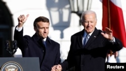 Președintele francez Emmanuel Macron și președintele american Joe Biden pe peluza de sud a Casei Albe din Washington, SUA, 1 decembrie 2022