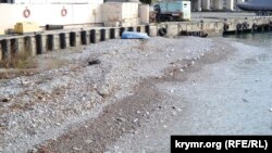 Накопление песка и ила из горной реки Дерекойка в акватории Ялтинского порта, из-за которого российские власти объявили об угрозе чрезвычайной ситуации в городе, 29 декабря 2022 года