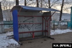 Proratni grafiti na stanici školskog autobusa u Bukačači.