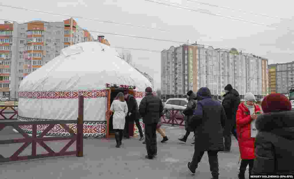 Бул боз үй - &quot;Сынбас&quot; пункттарынын бири. Жылуулук жана электр энергиясы менен камсыз болгон мындай пункттар Украинанын ар кайсы аймактарында бар. Бирок боз үй тибинде&nbsp;биринчи жолу ачылып атат.&nbsp; Орусиянын ракеталык аткылоосунан улам Украинанын электр энергия тармагы кризиске учурады. Бийлик жарандар жылынып, жылуу тамак ичип жана уюлдук телефондорун кубаттап алышы үчүн ушундай пункттарды ачып жатат.&nbsp; &nbsp;