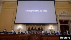 Tekst "Trump je znao da je izgubio" na velikom ekranu iznad članova Komiteta Predstavničkog doma zaduženog za istragu napada na Kapitol od 6. januara, Vašington, SAD, 19. decembar 2022.