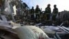 Ukrajinski spasioci rade na lokaciji nakon ruskog raketnog udara na lokalnu pijacu u selu Ševčenkove, u oblasti Harkiv, 9. januara 2023. godine, usred ruske invazije na Ukrajinu.