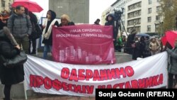 Jedan od transparenata na protestu prosvetnih radnika u centru Beograda, 1.12.2022.