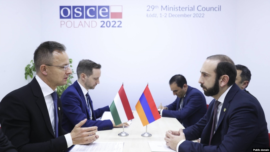 Hungarian Foreign Minister Peter Szijjarto (front left) and his Armenian counterpart, Ararat Mirzoyan (front right) meet in Lodz on December 1.
