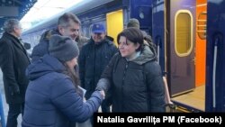 Премьер-министр Наталья Гаврилица во главе молдавской правительственной делегации. Чиновники приехали в Киев на поезде. 