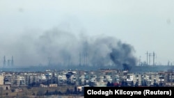 Дым после обстрелов Соледара в Донецкой области, 5 января 2022 года