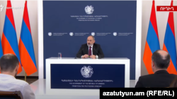 Премьер-министр Армении Никол Пашинян дает пресс-конференцию в правительстве Армении. 10 января 2022 года.