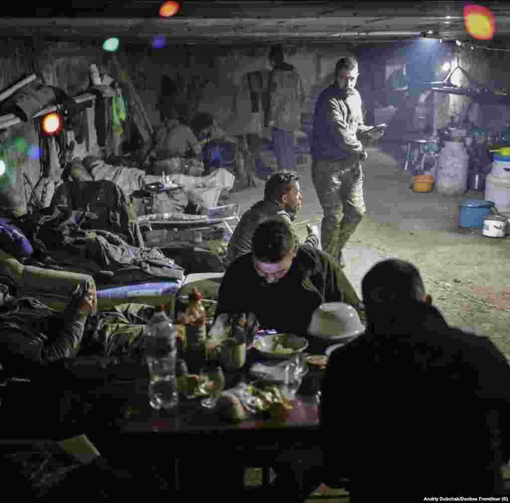 Militari ucraineni odihnindu-se între lupte la o bază subterană din Bahmut. Din cei aproximatov 70.000 de locuitori ai orașului dinainte de război, doar cam 10.000 au mai rămas acolo. &nbsp;