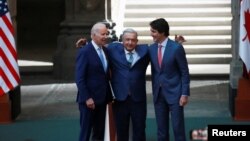 Președintele Statelor Unite Joe Biden, președintele Mexicului Andres Manuel Lopez Obrador și premierul Canadei Justin Trudeau înaintea conferinței de presă după încheierea summit-ului liderilor nord-americani, Mexico City, 10 ianuarie 2023.