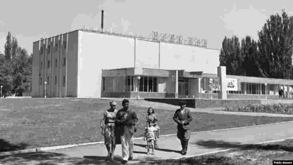 "Ысык-Көл" кинотеатрынын имараты 1968-жылы курулган. 1992-жылдан бери иштебей турган маданий борбор 2023-жылы январь айында кайра ишке кирди.&nbsp;