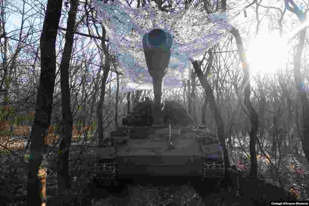 Замаскована&nbsp;німецька гаубиця Panzerhaubitze 2000 на позиціях українських військових 43-ї окремої артилерійської бригади неподалік від Соледару, 11 січня 2023 року