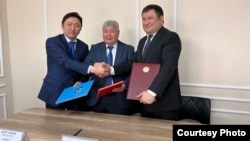 Kazakh Energy Minister Bolat Aqsholaqov (left), Kyrgyz Energy Minister Taalaibek Ibrayev (center), and Uzbek Energy Minister Jurabek Mirzamahmudov signed the agreement on the hydropower project in Bishkek on January 6.
