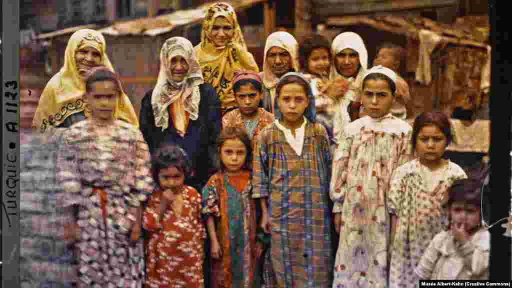 Fete și femei armene în ceea ce e azi Istanbul, în 1912, fotografiate de&nbsp; Passet.&nbsp; Passet&nbsp;(1875-1941) se afla în Imperiul Otoman din partea proiectului Arhive ale Planetei care documenta lumea întreagă folosind tehnica franceză de fotografie color numită autocromie.&nbsp; &nbsp;