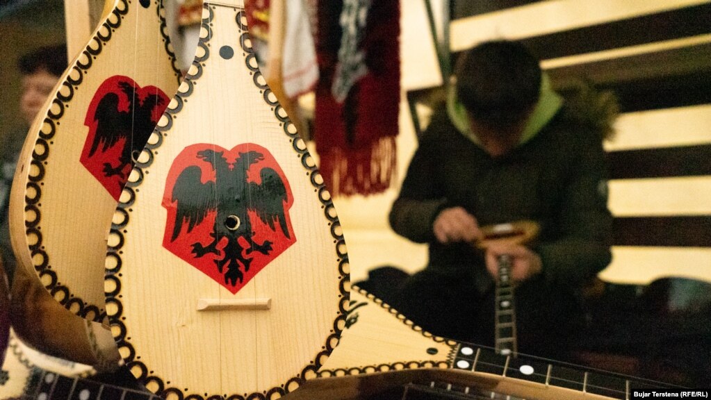 Instrumente muzikore me tela pjesë e trashëgimisë kulturore kombëtare të ekspozuara në panairin &quot;Blej shqip&quot;.