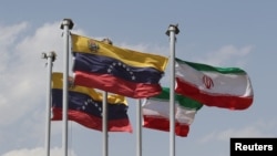 پرچم‌های جمهوری اسلامی ایران و ونزوئلا