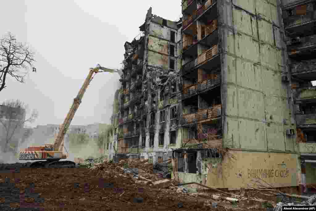 Знесення зруйнованих будинків у Маріуполі 24 грудня