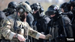 Чеченские военнослужащие во время смотра сил военных подразделений и спецтехники на территории резиденции главы республики Рамзана Кадырова. 29 марта 2022 года