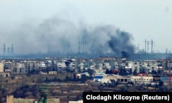 Дым поднимается от ударов по прифронтовому городу Соледар, 5 января 2023 года