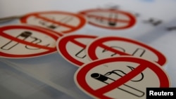 Znakovi za zabranjeno pušenje u štampariji u Beču, 8. mart 2018.
