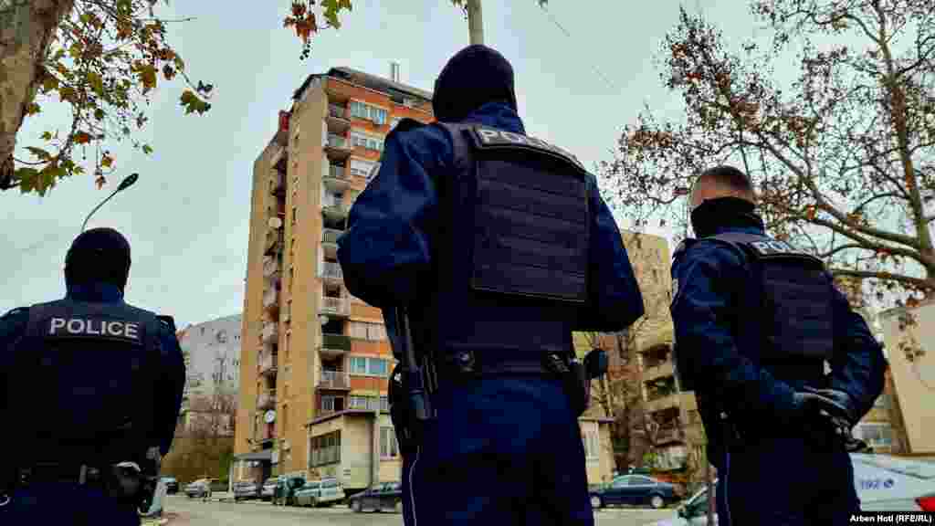 Më 6 dhe 7 dhjetor, në komunat në veri të Kosovës ka pasur incidente me armë zjarri dhe me granata. Incidentet më 6 dhjetor ndodhën teksa policia po përcillte zyrtarët zgjedhorë për në zyrat e tyre në Mitrovicë të Veriut dhe në Zubin Potok, pasi autoritetet zgjedhore po vazhdojnë përgatitjet për zgjedhjet për kryetarë komune në veri të Kosovës, të caktuara për 18 dhjetor.