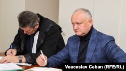 Igor Dodon alături de unul dintre avocații săi Ion Vîzdoaga, în cadrul unei ședințe de judecată în dosarul „Energocom”