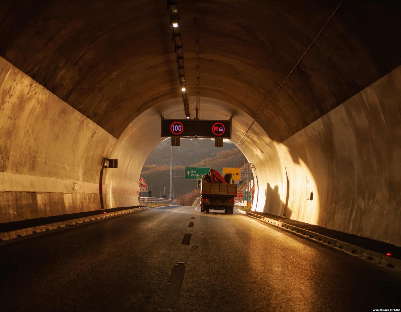 Një kamion kalon nëpër një nga tunelet në autostradën e re.