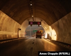 Egy teherautó halad át a Bar–Borjale autópálya egyik alagútján