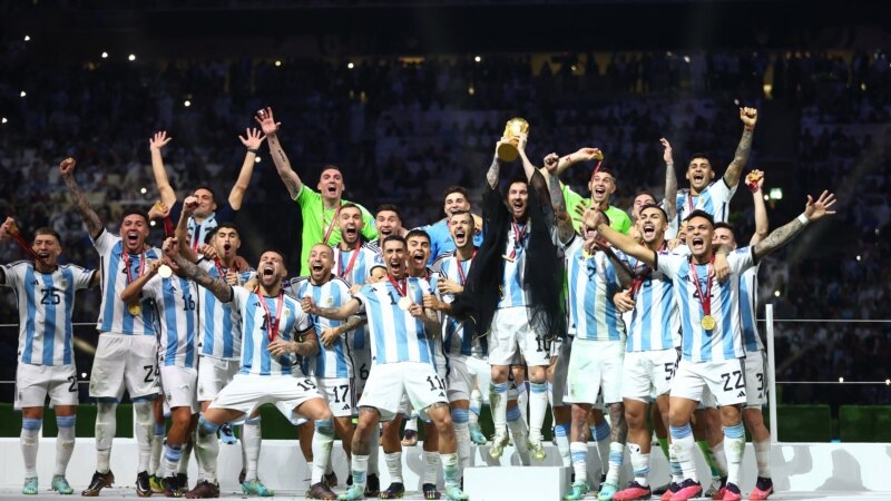 Argjentina fiton Kupën e Botës
