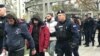 Српската полиција ги придружува бегалците и мигрантите во паркот кај Економскиот факултет во Белград - 25 ноември, 2022 година. 