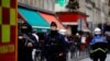 Француската полиција и пожарникари обезбедуваат улица по истрели од огнено оружје, во центарот на Париз, 23 декември 2022 година