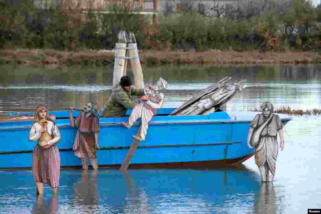 Božićne plutajuće jaslice autora Francesca Orazija u venecijanskoj laguni, u blizini otoka Burano, Italija, 8. decembar.