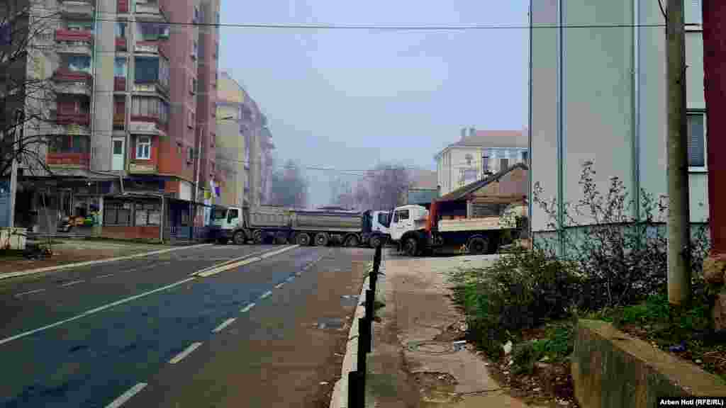 Rruga afër Lagjes së Boshnjakëve në Mitrovicë të Veriut është bllokuar me mjete të rënda.&nbsp;